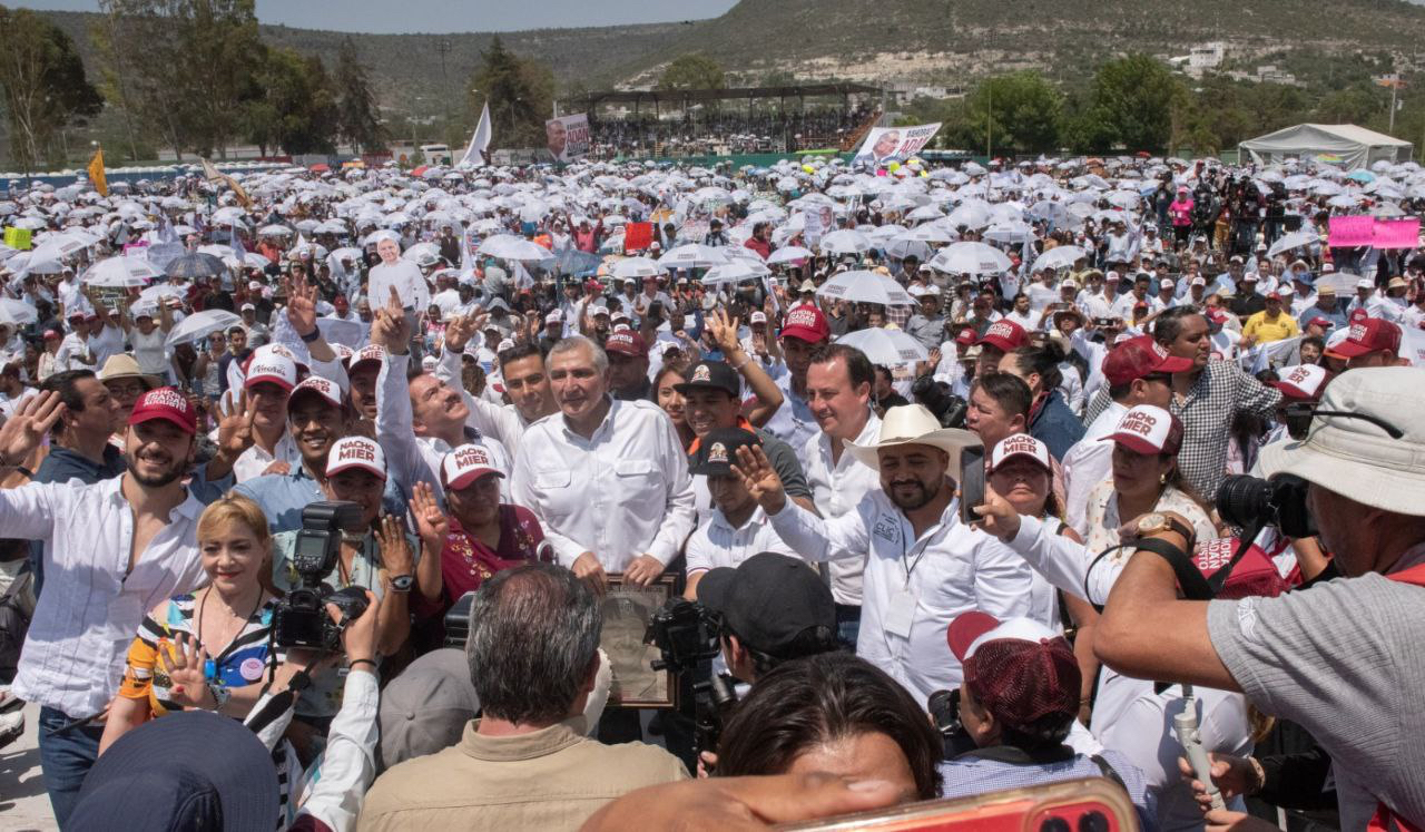 Al grito de “¡presidente, presidente!”,  así recibieron en Tecamachalco Puebla a, Adán Augusto López