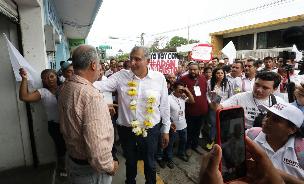 Un cálido caminar por Misantla, acompañado de mujeres y hombres, colma de energía a Adán Augusto López Hernández