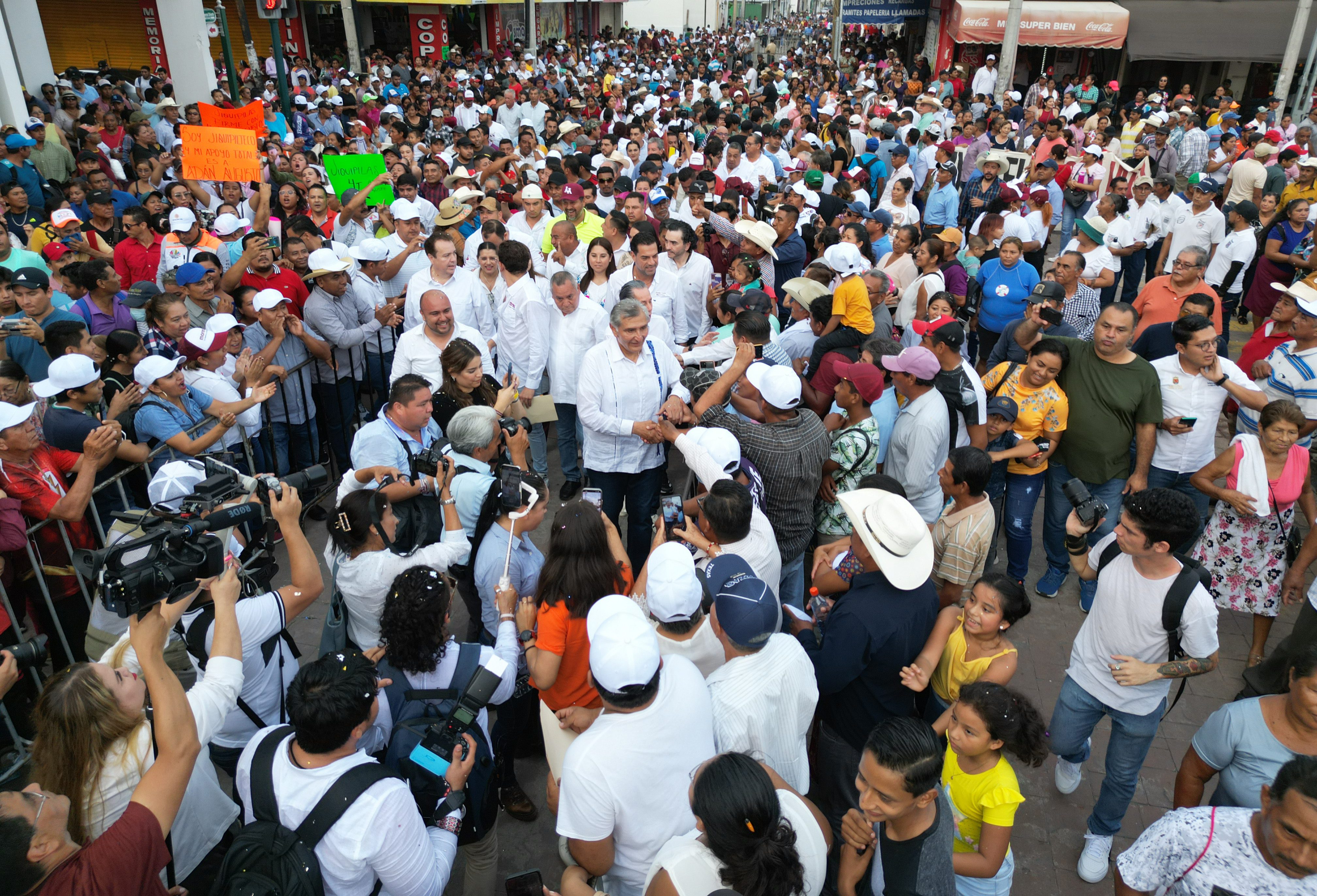 Encabeza Adán Augusto López Hernández cálida y multitudinaria caminata y asamblea popular en la región de la Frailesca y garantiza continuidad de Programas Sociales