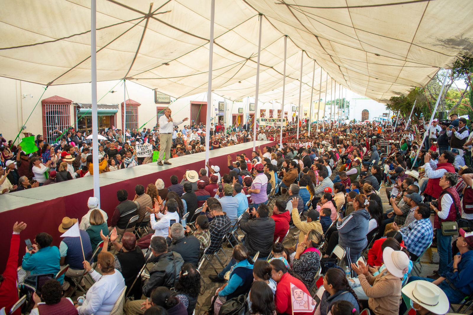 «Claro que no está solo, lo acompaña todo el pueblo de México”, aseguró Adán Augusto en Palmar de Bravo