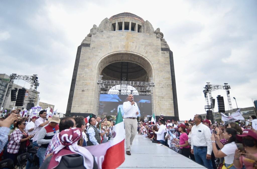 “Cuando a un hombre lo sigue un pueblo, es porque en las manos el corazón lleva” y yo, hoy les digo: les entrego mi corazón, mi corazón es de ustedes. Adán Augusto López en su gran cierre en un abarrotado Monumento a la Revolución.