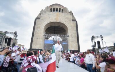 “Cuando a un hombre lo sigue un pueblo, es porque en las manos el corazón lleva” y yo, hoy les digo: les entrego mi corazón, mi corazón es de ustedes. Adán Augusto López en su gran cierre en un abarrotado Monumento a la Revolución.