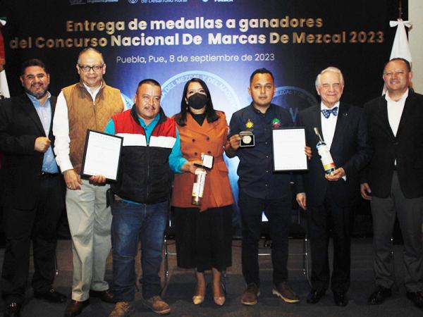 Entrega Gobierno de Puebla 44 medallas a mejores mezcales poblanos